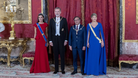 El presidente de Colombia, Gustavo Petro, junto a la primera dama, Verónica Alcocer, junto a los reyes de España en su cena en el Palacio Real, a 3 de mayo de 2023.