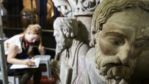 Trabajos de restauración del Pórtico de la Gloria de la catedral de Santiago de Compostela, obra del Maestro Mateo. EFE/Archivo