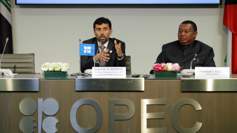 El ministro de los Emiratos Árabes Unidos y presidente de la OPEP, Suhail Mohamed Al Mazrouei, con el secretario general del cártel, Mohammad Barkindo, en la rueda de prensa tras la reunión de los países productores de petróleo en Viena. RE