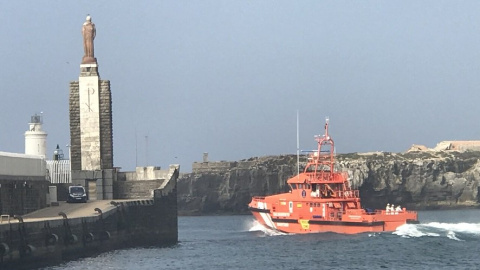 Uno de los barcos de Salvamento Marítimo efectúan el rescate de 16 pateras en el Estrecho y el Mar de Alborán./TWITTER