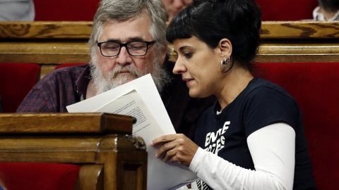 Los diputados de la CUP Anna Gabriel y Joan Garriga tras la declaración de Puigdemont hoy en el Parlament. EFE/Alberto Estévez