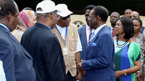 Teodoro Obiang Nguema, junto a su esposa, ejerciendo su derecho al voto. / EFE