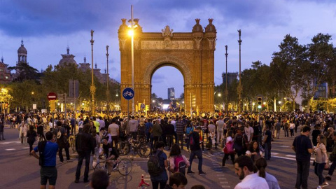 Vista de la concentración convocada esta tarde en las inmediaciones del Parlament de Catalunya, para seguir a través de una gran pantalla la comparecencia del presidente de la Generalitat, Carles Puigdemont. EFE/Enric Fontcuberta