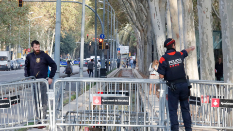 Mossos colocando vallas alrededor del Parlament catalán. /REUTERS