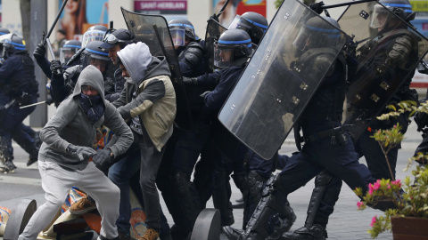 Entrentamiento entra manifestes y agentes de Policía francesa en la manifestación contra el proyecto laboral, en Nantes. REUTERS/Stephane Mahe