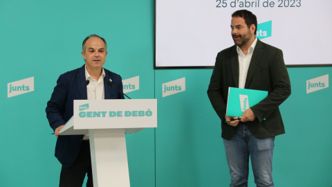 El secretari general de Junts, Jordi Turull, i el responsable de política municipal del partit, David Saldoni, en una roda de premsa a la seu del partit.