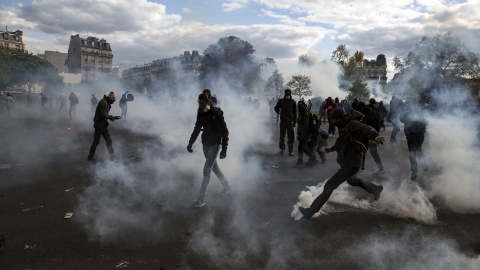 Un grupo de manifestantes se enfrentan a la policía durante una manifestación contra la reforma laboral del Gobierno socialista en la Plaza de la Nación en París (Francia). EFE/Etienne Laurent