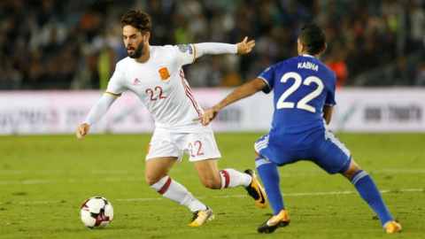 Isco (i) de España disputa el balón con el israelí Marwan Kabha (d). /EFE