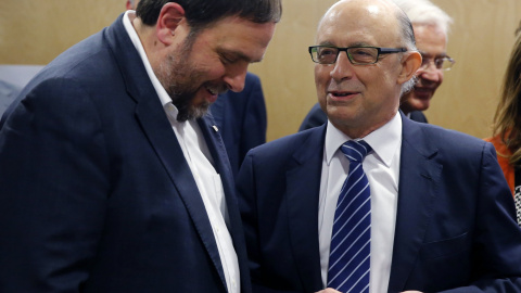 El ministro de Hacienda y Administraciones Públicas en funciones, Cristóbal Montoro , y el vicepresidente catalán, Oriol Junqueras, conversan al inicio de la reunión del Consejo de Política Fiscal y Financiera. EFE/Mariscal