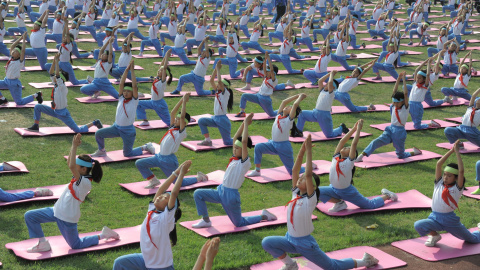 Cientos de estudiantes practican yoga en el campus universitario de Jinan, en la provincia de Shandong, China. REUTERS/Stringer