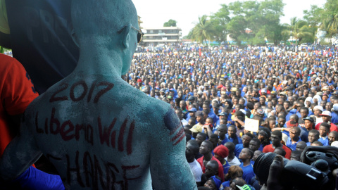 Seguidores del exfutbolista George Weah asisten a un acto en la que anunció su candidatura para las elecciones presidenciales de 2017 en Monrovia. REUTERS/James Harding Giahyue