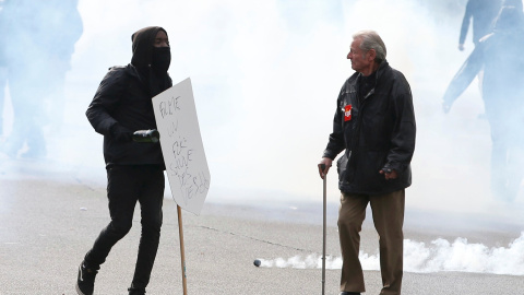 Manifestantes rodeados de una nube de gas lacrimógeno durante una manifestación en contra de la propuesta de la ley laboral francesa en París. REUTERS/Charles Platiau