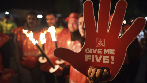 Trabajadores de Ford participan en una huelga nocturna en Colonia, Alemania. EFE/Federico Gambarini