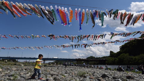 Un niño corre bajo carpas de papel en un parque junto al río en Sagamihara, en los suburbios de Tokio. TORU YAMANAKA / AFP