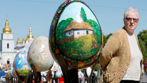 Una mujer observa el huevo tradicional ucraniano 'Pysanka', instalado en el centro de Kiev, Icrania, para dar la bienvenida a la celebración del Easter Break. REUTERS/Valentyn Ogirenko