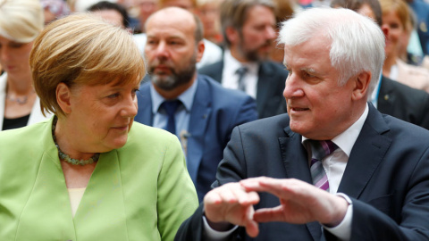 Merkel y el ministro del Interior alemán, Horst Seehofer, el pasado miércoles en Berlín. REUTERS/Hannibal Hanschke