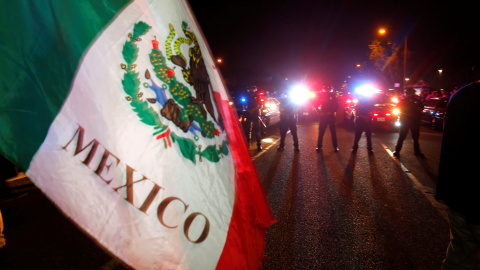 La policía antidisturbios se enfrenta a un grupo de manifestantes fuera de un acto de campaña del candidato presidencial republicano EE.UU. Donald Trump en Costa Mesa, California. REUTERS/Mike Blake