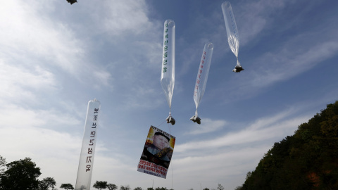 Desertores norcoreanos lanzan al aire globos con 300.000 panfletos con propaganda contra el gobierno norcoreano además de 2.000 dólares estadounidenses en billetes para que crucen la frontera cerca de la Zona Desmilitarizada, en Paju, provi