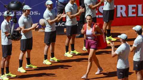 Los recogepelotas hacen el pasillo a la tenista bielorrusa Aryna Sabalenka, en su partido de semifinales del Open de Madrid ante la griega María Sákkari. EFE/ Chema Moya