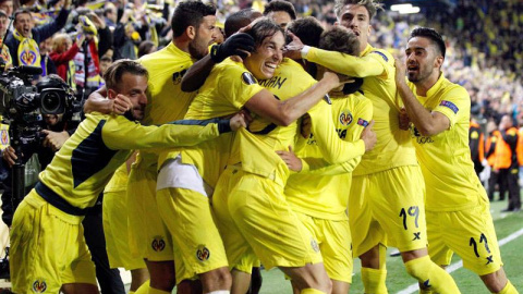 Los jugadores del Villarreal celebran el gol en el descuento del Villarreal. / EFE