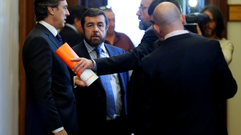 El portavoz del Grupo Popular en el Congreso de los Diputados, Rafael Hernando, conversa con Miguel Angel Rodriguez, y Juan Carlos Girauta, de Ciudadanos, tras la reunión de la Junta de Portavoces.EFE/Mariscal