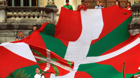 Manifestación a favor de la Ikurriña en Bilbao. EFE