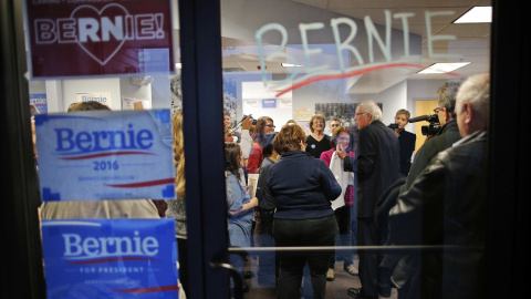 Sanders se dirige a trabajadores de su campaña en la ciudad de Salem. - REUTERS