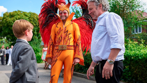 El pequeño Matthew Illesley, Taron Egerton y el drector Dexter Fletcher, en el rodaje