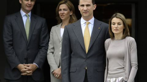 El rey Felipe VI y la reina Letizia, junto a Iñaki Urdangarin y Cristina de Borbón, en una fotografía de noviembre de 2014. REUTERS