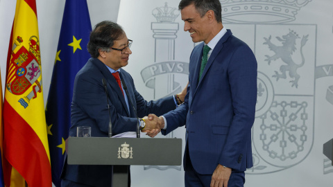 El presidente del Gobierno, Pedro Sánchez (d) y el presidente de Colombia, Gustavo Petro (i) durante la rueda de prensa ofrecida tras la reunión mantenida este jueves en el Palacio de la Moncloa en Madrid