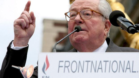 El líder del Frente Nacional, Jean-Marie le Pen, ofrece un discurso frente a la estatua de Juana de Arco al térmio de una concentración del partido en París (Francia), hoy 1 de mayo de 2008. Le Pen ha avisado del peligro de la política libe