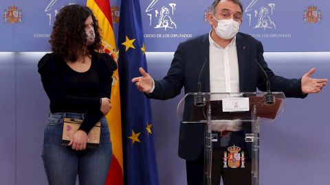 20/01/2021.- Los diputados de Unidas Podemos Sofía Castañón y Enrique Santiago dan una rueda de prensa este miércoles en el Congreso de los Diputados para explicar el plan de trabajo que registra Unidas Podemos para la Comisión de investiga