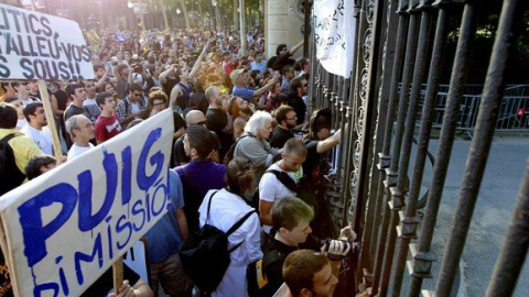 Cientos de indignados protestan contra los recortes de la Generalitat ante las puertas del Parque de la Ciutadella, en Barcelona, el 15 de junio de 2011.