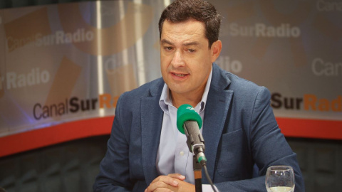 Imagen de archivo del presidente de la Junta de Andalucía, Juanma Moreno, durante una entrevista en la sede de Canal Sur Radio, en el Pabellón de Andalucía de la Isla de la Cartuja.