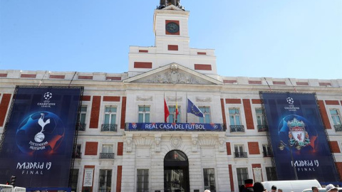 Fachada de la Casa de Correos de Madrid donde este miércoles se inaugura la exposición Champions Legends Gallery, que contará con las camisetas originales de los 22 clubes campeones de Europa y de nueve grandes leyendas del fútbol, como Di 