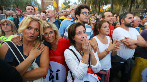 Ciudadanas escuchando la comparecencia /Reuters