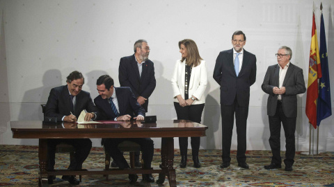 Los secretarios generales de UGT y CCOO, Cándido Méndez e Ignacio Fernández Toxo, con Mariano Rajoy y la ministra Fátima Bañez, y los presidentes de las patronales CEOPE y Cepyme, Joan Rosell y Antonio Garamendi, el pasado diciembre, en la 