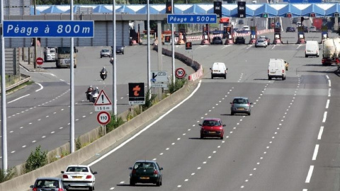 Vehículos se aproximan al peaje de Fresnes lez Montauban en la autopista A1 entre Lille y París. REUTERS/Pascal Rossignol