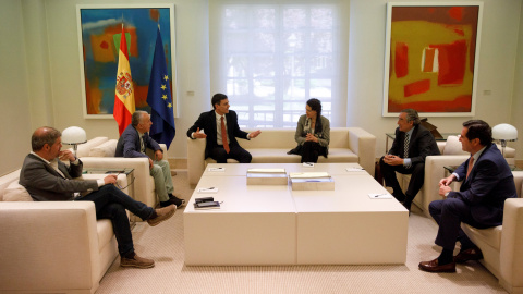 El presidente del Gobierno, Pedro ánchez, con la ministra de Trabajo, Magdalena Valerio, con los dirigentes de UGT y CCOO, Pepe Álvarez y Unai Sordo, y de las patronales CEOE y Cepyme, Joan Rosell y Antonio Garamenti, en su encuentro en el 