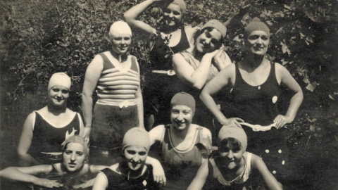 Verano de 1932. Pilar junto a sus amigas. Imágenes del archivo personal de la familia Duaygües incluidas en el libro 'Querido diario: hoy ha empezado la guerra'.