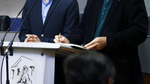 Los dirigentes de Izquierda Unida, Cayo Lara y Alberto Garzón, durante la rueda de prensa que han ofrecido en el Congreso después de la reunión con el líder del PSOE y candidato a la Presidencia del Gobierno, Pedro Sánchez. EFE/J. P. Gandul