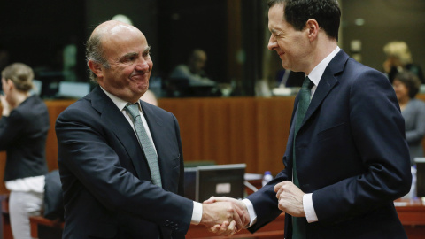 El ministro de Economía español, Luis de Guindos, saluda a su homólogo británico, George Osborne, antes del comiezo de la reunión del Ecofin. EFE/Julien Warnand