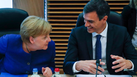 24/06/2018 La canciller alemana Angela Merkel habla con el presidente del Gobierno, Pedro Sanchez, durante la minicumbre sobre inmigración celebrada en Bruselas. REUTERS/Yves Herman