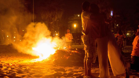 Celebración de la noche de San Juan en la playa tarraconense de Salou. EFE/Javier Cebollada