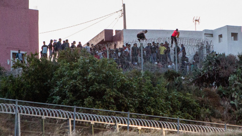 30/04/2022. Varios marroquíes intentan llegar a suelo español desde la frontera que separa Melilla y Marruecos, a 21 de mayo de 2021, en Marruecos.