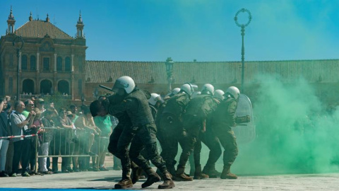 Unos militares participan en unos ejerccicios durante la Exposición Estática de Material de las Fuerzas Armadas (FAS) en el Parque de María Luisa de Sevilla. EFE