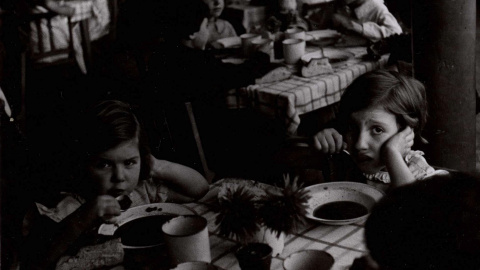 Niños en los comedores de Auxilio Social en Bilbao, en 1938.