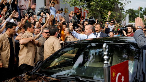 Erdogan saluda al dejar su casa en Estambul este domingo. REUTERS/Alkis Konstantinidis