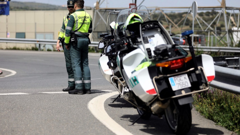 30/04/2022. Dos agentes de la Guardia Civil en un control de tráfico en el kilómetro 34 de la A-1, el día que comenzó la operación salida del puente de mayo 2022, a 29 de abril de 2022, en Madrid.