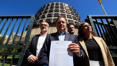 El secretario general de Ciudadanos, José Manuel Villegas (i); el portavoz adjunto del grupo, Joan Mesquida (2i), y los diputados de Ciudadanos, Edmundo Bal (2d) y Sara Giménez (d), registran un recurso de inconstitucionalidad contra la lla